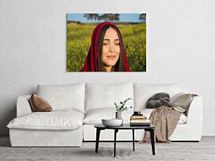 Πίνακας, μια γυναίκα με τα μάτια της κλειστά σε ένα χωράφι με λουλούδια