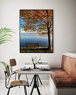 Πίνακας, ένα ξύλινο παγκάκι που κάθεται κάτω από ένα δέντρο δίπλα σε μια λίμνη