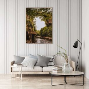 Πίνακας, μια ξύλινη γέφυρα πάνω από ένα ποτάμι δίπλα σε ένα καταπράσινο δάσος