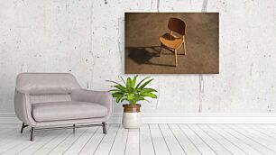 Πίνακας, μια ξύλινη καρέκλα που κάθεται πάνω από ένα τσιμεντένιο πάτωμα