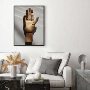 Πίνακας, ένα ξύλινο γλυπτό ενός χεριού με τεντωμένα δάχτυλα