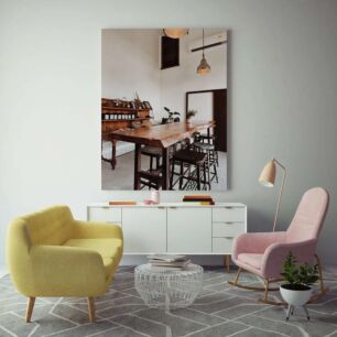 Πίνακας, ένα ξύλινο τραπέζι και καρέκλες σε ένα δωμάτιο