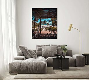 Πίνακας, ένας ξύλινος διάδρομος που οδηγεί σε μια παραλία με φοίνικες