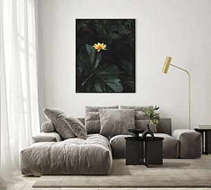 Πίνακας, ένα κίτρινο λουλούδι που κάθεται πάνω από ένα καταπράσινο φυτό