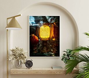 Πίνακας, ένα κίτρινο φως που κάθεται πάνω από ένα γυάλινο ράφι
