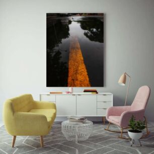 Πίνακας, μια κίτρινη γραμμή στη μέση ενός πλημμυρισμένου δρόμου