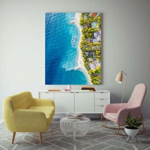 Πίνακας, μια εναέρια άποψη μιας παραλίας με έναν χαρταετό να πετά από πάνω της