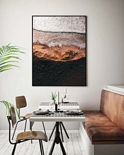 Πίνακας, μια εναέρια άποψη μιας παραλίας με κύματα που εισέρχονται
