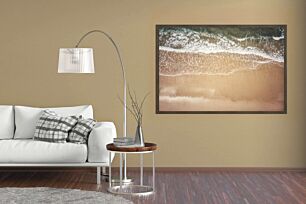 Πίνακας, μια εναέρια άποψη μιας παραλίας με κύματα που μπαίνουν