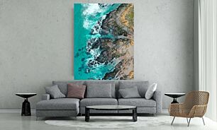 Πίνακας, μια εναέρια άποψη ενός υδάτινου όγκου δίπλα σε μια βραχώδη ακτή