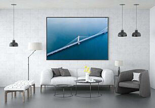 Πίνακας, μια εναέρια άποψη μιας γέφυρας που εκτείνεται σε όλο το πλάτος ενός υδάτινου όγκου