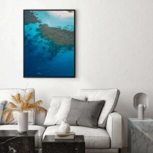Πίνακας, μια εναέρια άποψη ενός κοραλλιογενούς υφάλου στα ανοικτά της ακτής ενός τροπικού νησιού