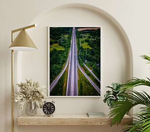 Πίνακας, μια εναέρια άποψη ενός αυτοκινητόδρομου που περιβάλλεται από δέντρα