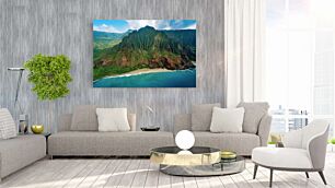 Πίνακας, μια εναέρια άποψη ενός καταπράσινου βουνού δίπλα στον ωκεανό