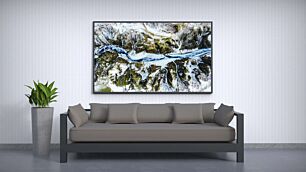 Πίνακας, μια εναέρια άποψη ενός ποταμού που τρέχει μέσα από χιονισμένα βουνά