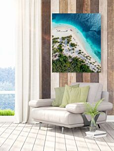 Πίνακας, μια εναέρια άποψη μιας αμμώδους παραλίας με φοίνικες