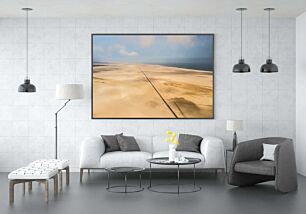 Πίνακας, μια πτέρυγα αεροπλάνου που πετά πάνω από μια αμμώδη παραλία