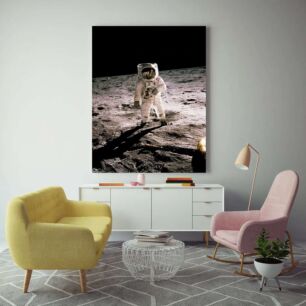 Πίνακας, ένας αστροναύτης που περπατά στην επιφάνεια του φεγγαριού