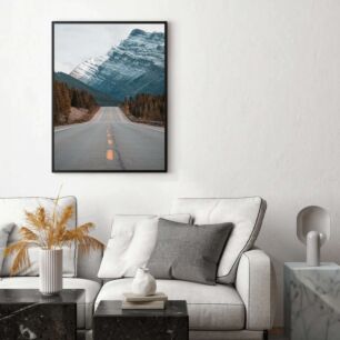 Πίνακας, ένας άδειος δρόμος με βουνά στο βάθος