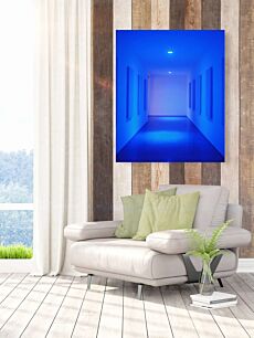 Πίνακας, ένα άδειο δωμάτιο με μπλε φως που προέρχεται από την οροφή