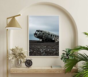 Πίνακας, ένα παλιό αεροπλάνο που κάθεται πάνω από ένα χωμάτινο πεδίο