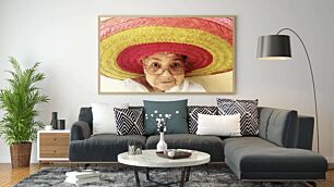 Πίνακας, μια ηλικιωμένη γυναίκα που φοράει σομπρέρο στο κεφάλι της