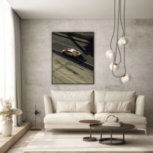 Πίνακας, ένα πορτοκαλί και άσπρο αγωνιστικό αυτοκίνητο που οδηγεί σε δρόμο