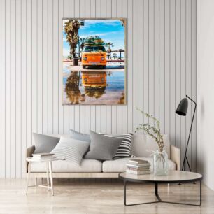 Πίνακας, ένα πορτοκαλί φορτηγάκι με σανίδες του σερφ πάνω του