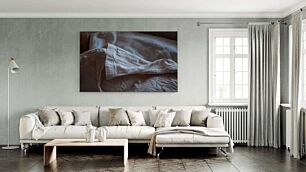 Πίνακας, ένα άστρωτο κρεβάτι με λευκά σεντόνια και ξύλινο κεφαλάρι