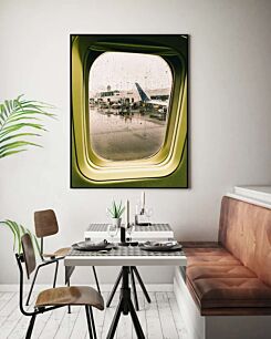 Πίνακας, κοιτάζοντας έξω από ένα παράθυρο αεροπλάνου σε ένα αεροδρόμιο