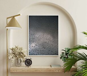Πίνακας, σταγόνες βροχής σε ένα παράθυρο με συννεφιασμένο ουρανό στο φόντο