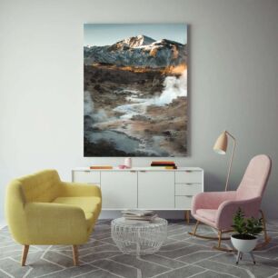 Πίνακας, ατμός ανεβαίνει από ένα ποτάμι μπροστά από ένα βουνό