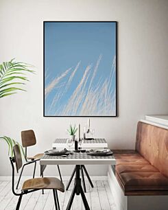 Πίνακας, ψηλό γρασίδι που φυσάει στον άνεμο ενάντια σε έναν γαλάζιο ουρανό