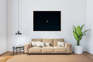 Πίνακας, το φεγγάρι και μισό φεγγάρι φαίνονται στον νυχτερινό ουρανό