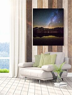 Πίνακας, ο νυχτερινός ουρανός αντανακλάται στο ακίνητο νερό μιας λίμνης