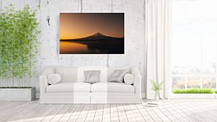 Πίνακας, ο ήλιος δύει πάνω από μια λίμνη με ένα βουνό στο βάθος