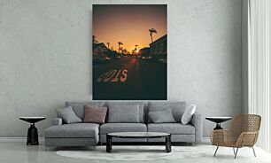 Πίνακας, ο ήλιος δύει πάνω από έναν δρόμο με φοίνικες
