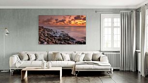 Πίνακας, ο ήλιος δύει πάνω από τον ωκεανό με βράχους σε πρώτο πλάνο