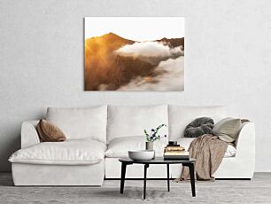 Πίνακας, ο ήλιος λάμπει μέσα από τα σύννεφα στην κορυφή ενός βουνού
