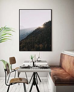 Πίνακας, ο ήλιος λάμπει μέσα από τα δέντρα στην πλαγιά ενός βουνού