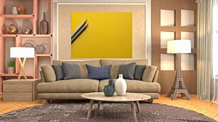 Πίνακας, δύο μολύβια που κάθονται το ένα δίπλα στο άλλο σε μια κίτρινη επιφάνεια