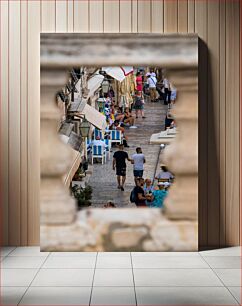 Πίνακας, A Busy Street View Through a Stone Frame Μια πολυσύχναστη θέα στο δρόμο μέσα από ένα πέτρινο πλαίσιο