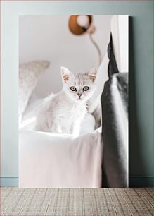 Πίνακας, Adorable Kitten on a Bed Αξιολάτρευτο γατάκι σε κρεβάτι