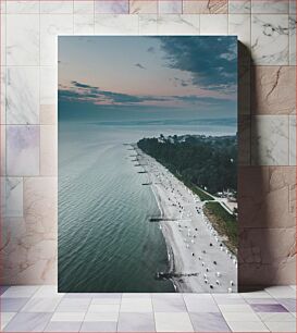 Πίνακας, Aerial View of a Coastal Beach at Dusk Εναέρια άποψη μιας παράκτιας παραλίας στο σούρουπο
