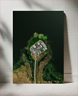 Πίνακας, Aerial View of Abandoned Structure on Island Εναέρια άποψη εγκαταλελειμμένης κατασκευής στο νησί