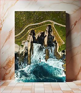Πίνακας, Aerial View of Coastal Cliffs and Ocean Waves Εναέρια άποψη των παράκτιων βράχων και των κυμάτων του ωκεανού