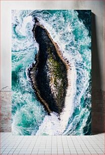 Πίνακας, Aerial View of Ocean Waves Crashing Against Rocks Εναέρια άποψη των κυμάτων του ωκεανού που συντρίβουν με βράχους