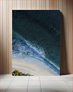 Πίνακας, Aerial View of Ocean Waves Crashing on a Beach Εναέρια άποψη των κυμάτων του ωκεανού που συντρίβονται σε μια παραλία