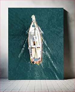 Πίνακας, Aerial View of Sailboat on Open Water Αεροφωτογραφία του ιστιοφόρου σε ανοιχτό νερό