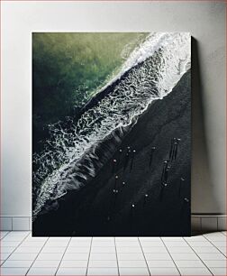 Πίνακας, Aerial View of Waves on Dark Beach Εναέρια άποψη των κυμάτων στη σκοτεινή παραλία